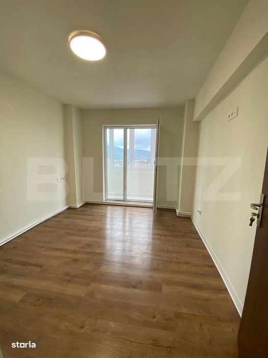 Apartament 4 camere, complet renovat – 2 bai, 2 balcoane, lift, zona