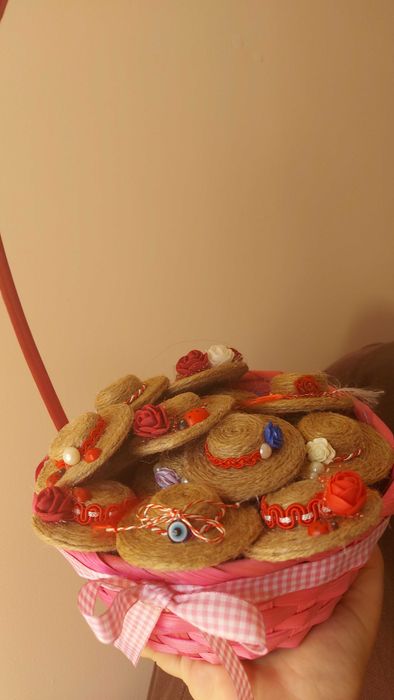 Pălăriuțe din iută cu magnet , decorate (mărțișor) handmade