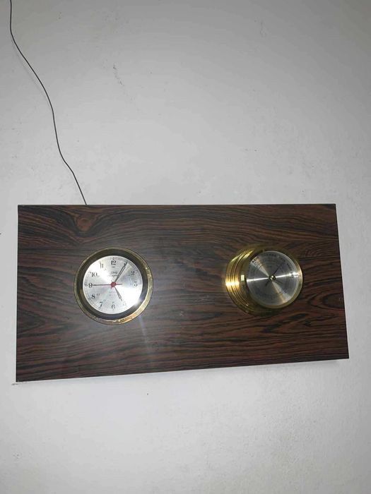 Ceas/Barumetru in carcasa din bronz decor amplasat pe lemn