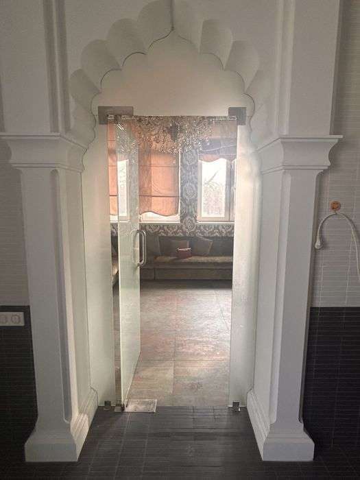 Стеклянная дверь перегородка, с петлями и доводчиком