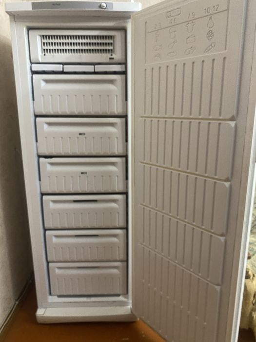 Продам Морозильник 240л