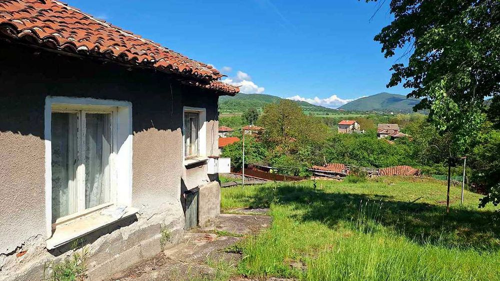 Два парцела с две къщи в село Чеканчево област София
