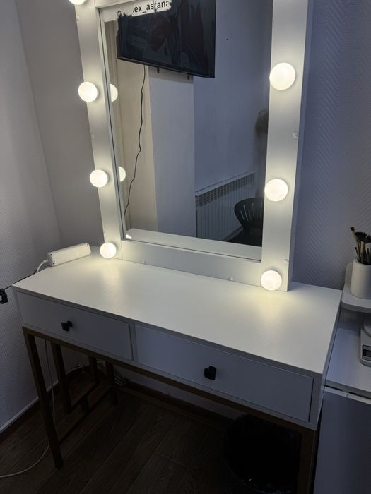 Стол визажный с подсеткои