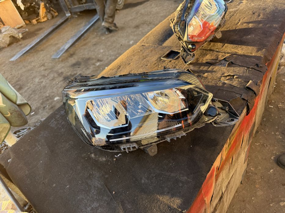 Фар десен Led technology PEUGEOT 208 лед 2021год оригинален перфектен