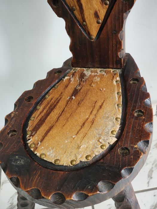 Испански рустикален или " бруталистически "стол с три крака