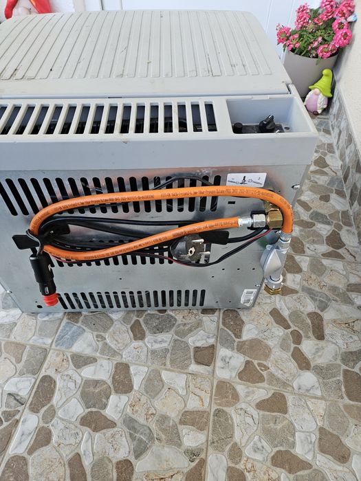 Vand  lada frigorifica domitec  pe gaz,12v si 220