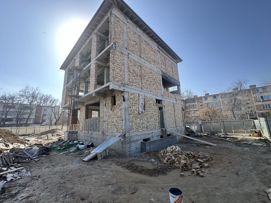 6 ta dom o‘rtasida 3 etajlik Bino 800 m² Oktayabr bozor orqasida