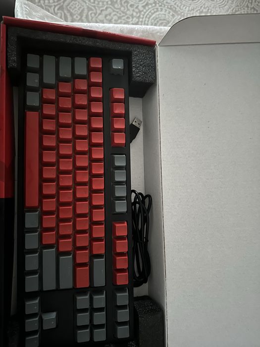 продам клавиатуру Red Square Keyrox TKL Classic (модель RSQ-20018).