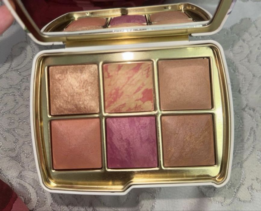 Палетки Hourglass