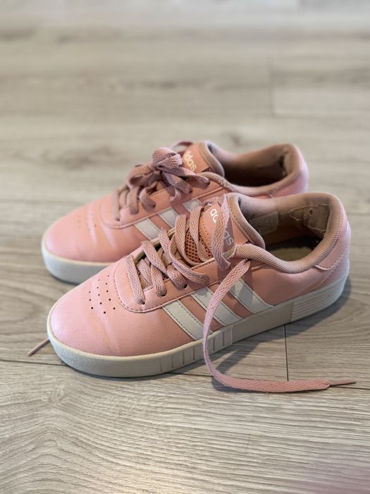 Кроссовки женские