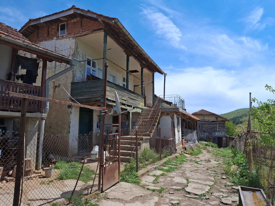 Два парцела с една къща