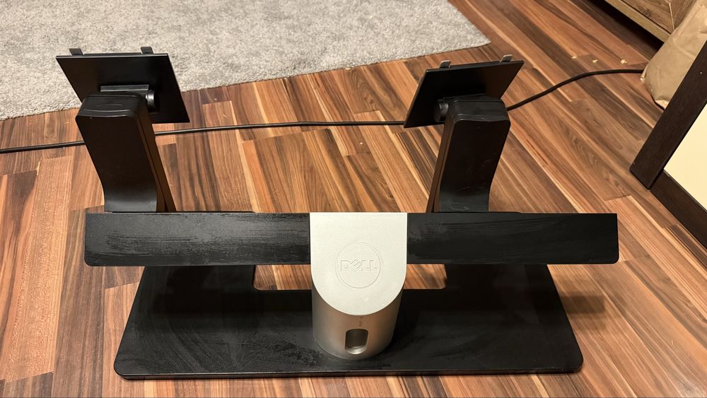 Suport Dell pentru 2 monitoare pana la 24 de inch.