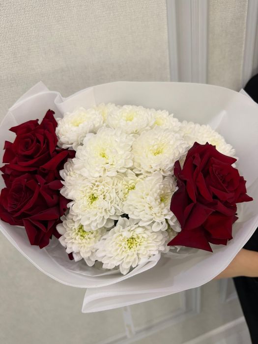 Продам два букета роз с хризантемами