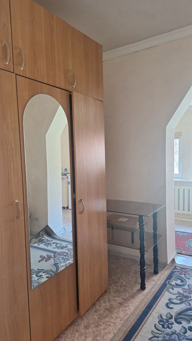 Шкафы, столы, стулья