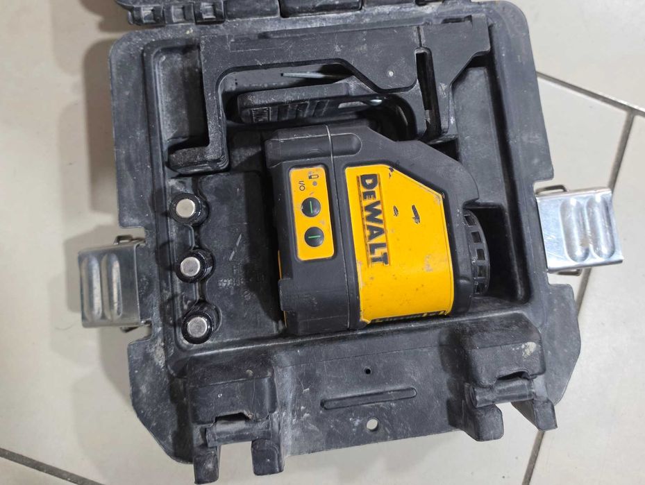 Зелен линеен лазерен нивелир DeWALT DW088CG