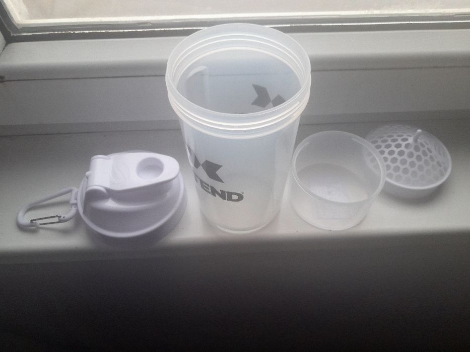 Продавам изгодно шейкър за протеин X Tend