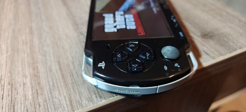 PsP 2004 като нова с 10 игри на дискове!