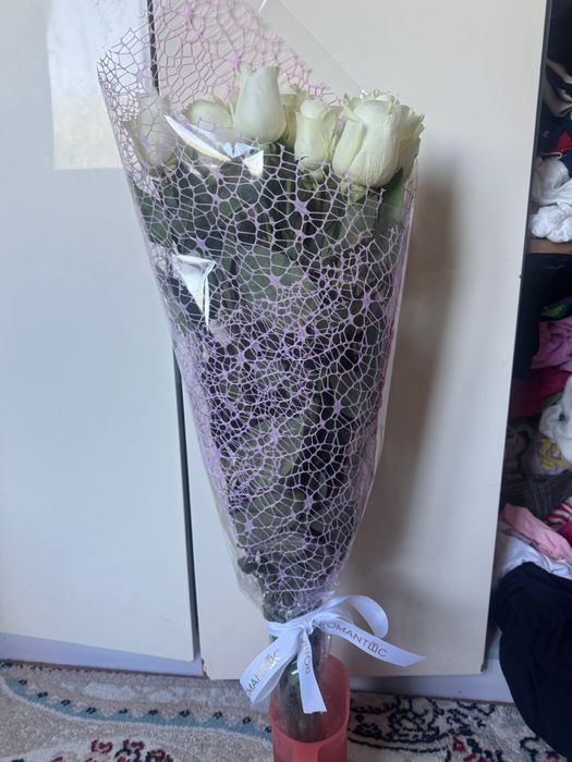 Цветы на корзине спрей роза  б/у