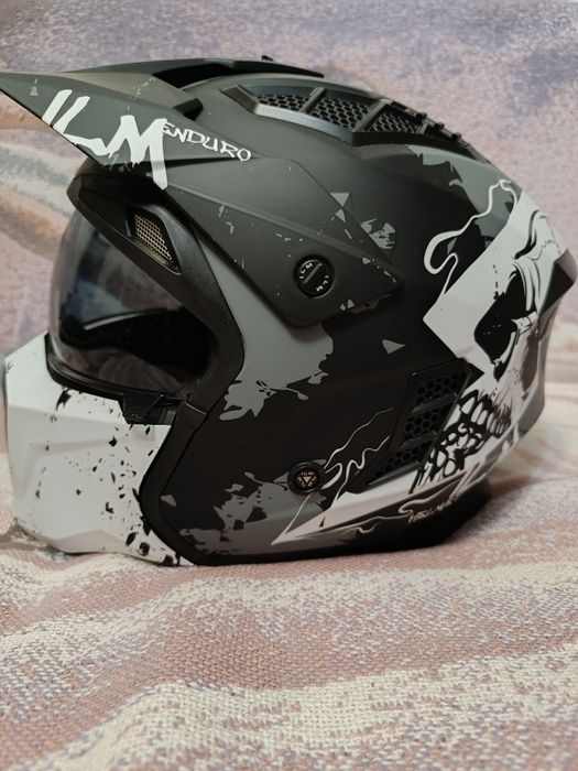 Мото шлем от бренда ILM endure