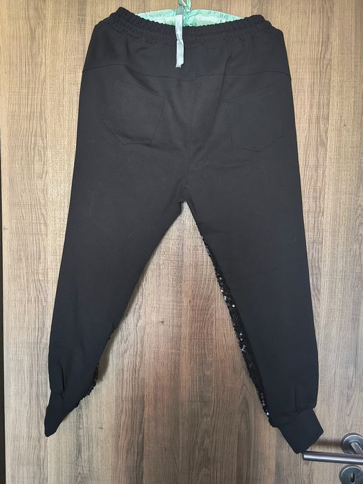 Pantaloni paiete