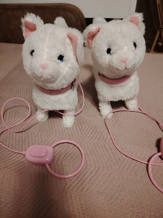 Pisica pluș jucarie ce funcționează pe baterii.