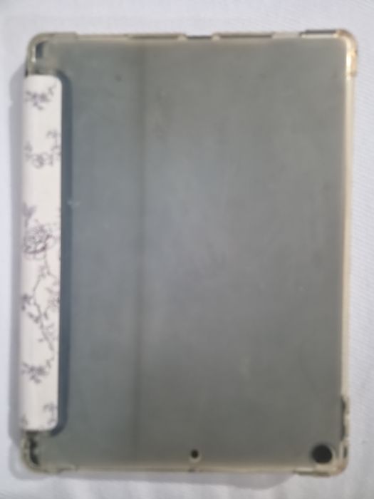 Vând Apple iPad 7 (2019), 10.2 inch, varianta Wi-Fi (Model A2197).