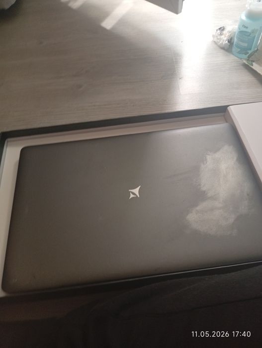 Vând laptop Allview. Componentele sunt intacte , merge foarte bine și și este foarte bun la jocuri și la muncă . Îl am de un an , dar nu l-am folosit