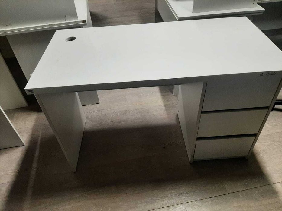 Продам столы белые