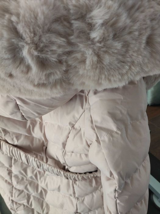 Дълго дебело зимно яке с качулка и свалящ се екологичен косъм