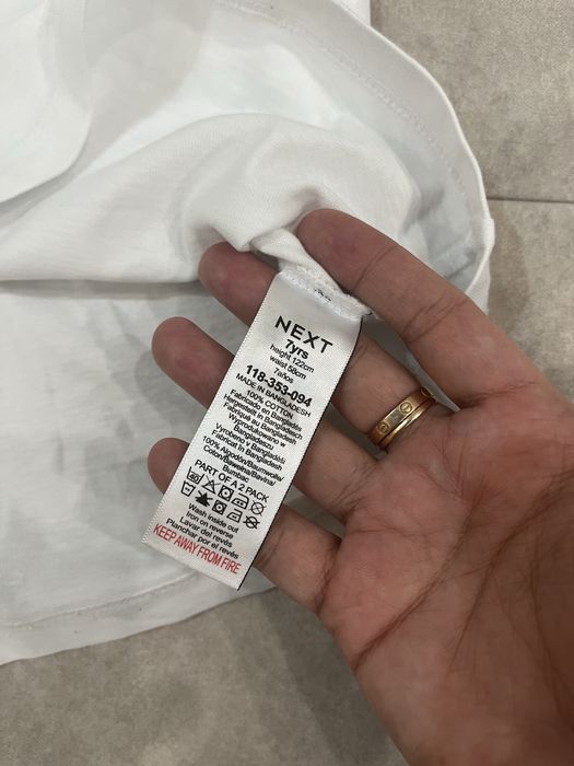 Белая футболка  и брюки синие