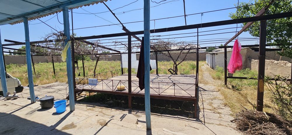 Уй сотилади . Бука тумани . 15 сотка , пишгян гиштдан .