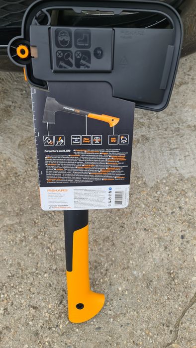 Topor Fiskars X10 Made în Finlanda Lamă Oțel carbon teacă protecție
