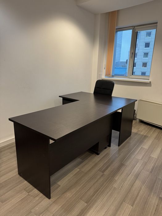 Офисная мебель, столы, стулья, стеллаж, тумбочки.