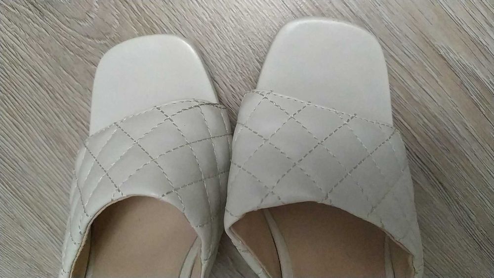 Продавам дамски чехли  висок ток