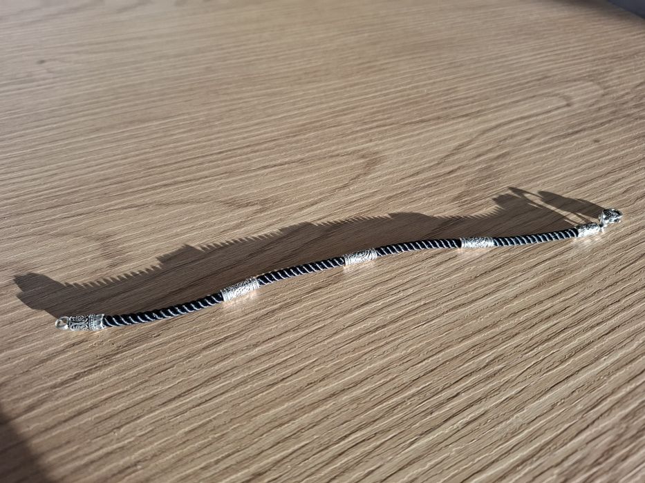 Сребърна гривна с копринени конци