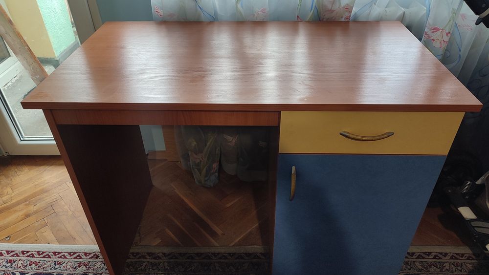 Бюро в жълто и синьо