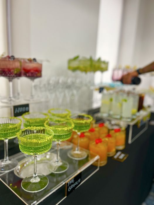 Bar mobil luminat cu mese de cocktail luminate