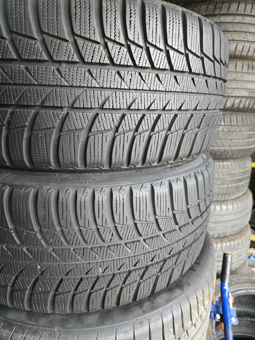 2бр. 225 40 18 Bridgstone зимни.