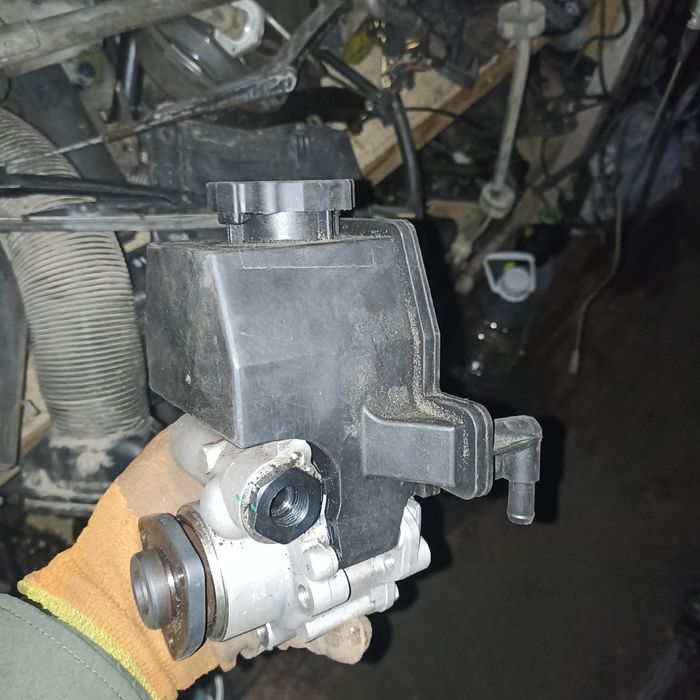 Гур насос Мерс 124