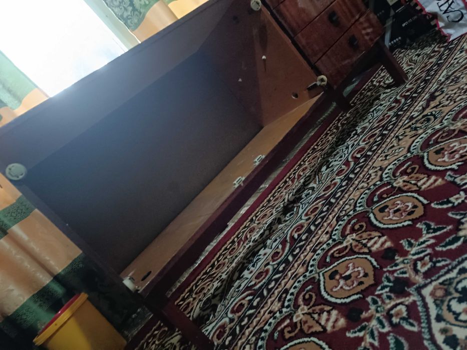 Продаю тумбу под ТВ можно, советская прочная, дверцы есть.