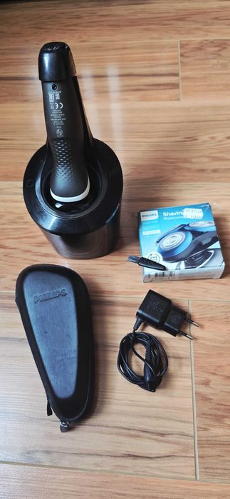 Електрическа самобръсначка Philips пълен комплект + резервна глава