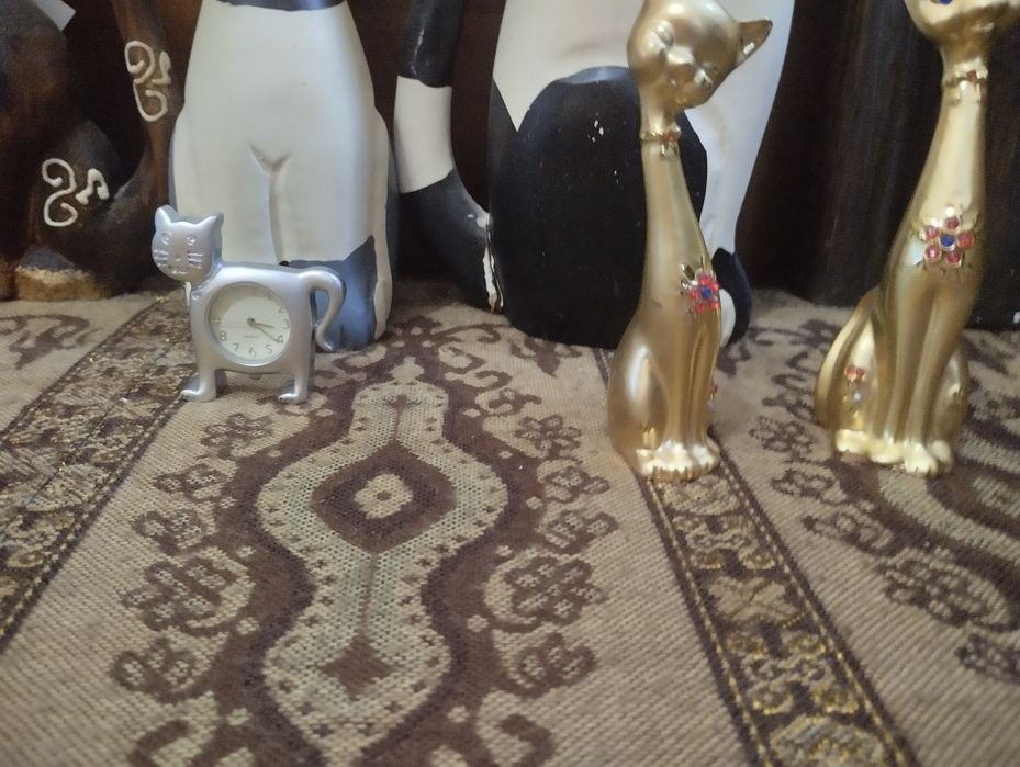 Коллекция сувениров кошек,с разных стран