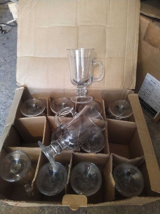 Продавам стъклени и порцеланови чаши