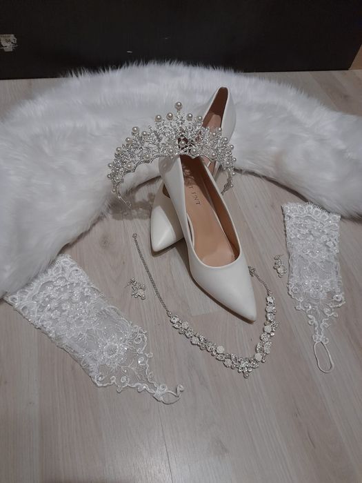 Șemineu,Rochie de mireasa și mai multe accesorii detalii in privat.