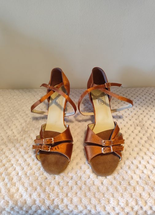 Обувки за спортни танци.