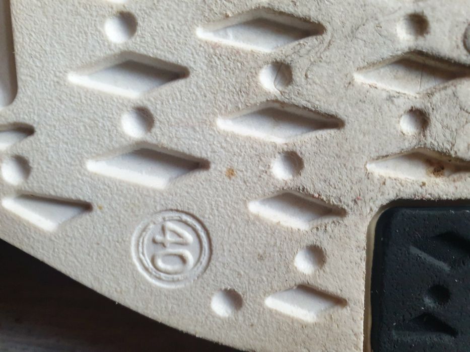 Продавам полу боти