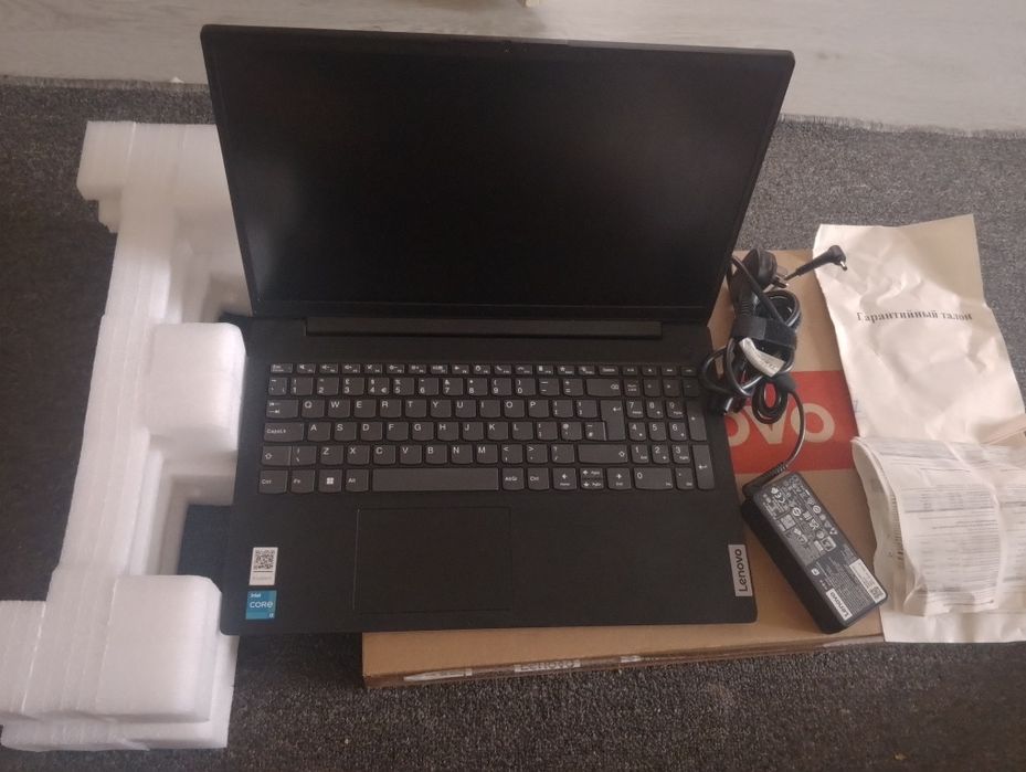 LENOVO core i3 256/8 GB