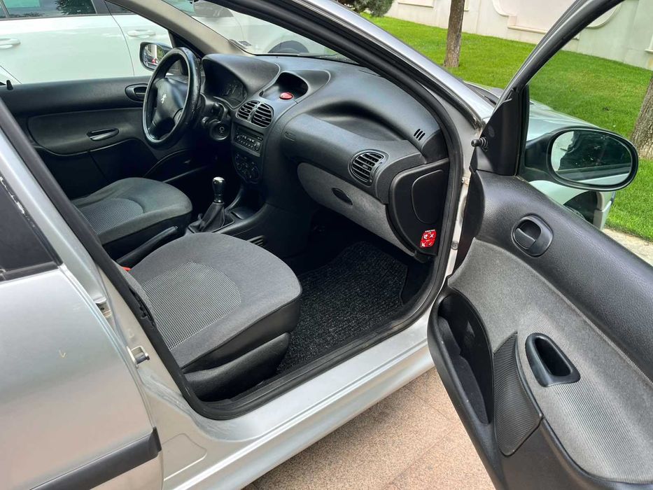 АВТОМОБИЛ Peugeot 206