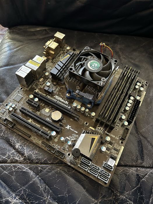 Дънна платка ASRock с RAM и процесор