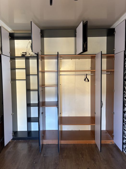 кухонный гарнитур и шкаф